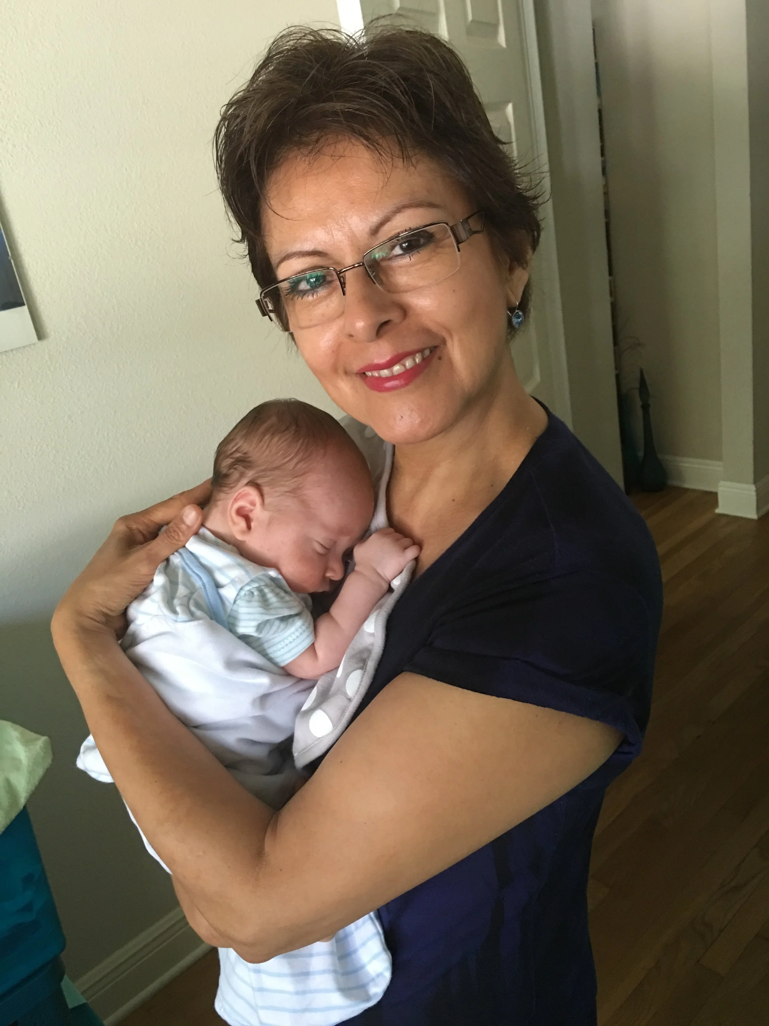 Dra. Doris Monterroso sosteniendo a un recién nacido