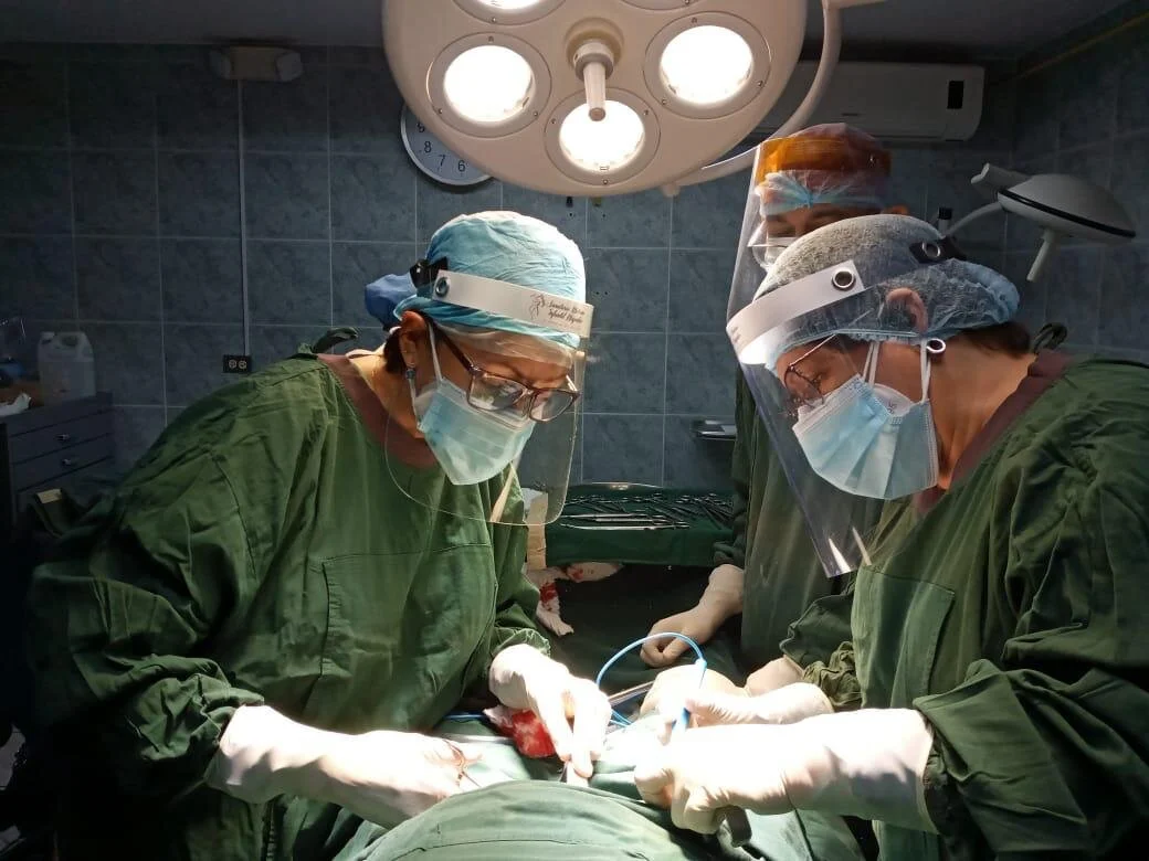 Procedimiento quirúrgico en sala de operaciones